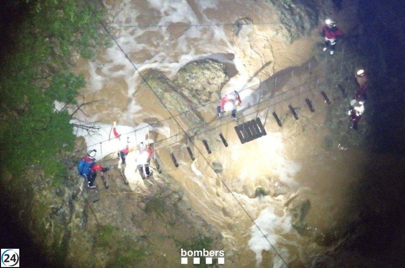 Bombers intensifica la búsqueda de un desaparecido en Sant Quintí de Mediona, Barcelona.