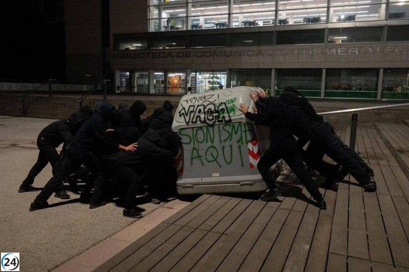 Estudiantes de la UAB protestan bloqueando accesos en reacción al ataque a la Flotilla.