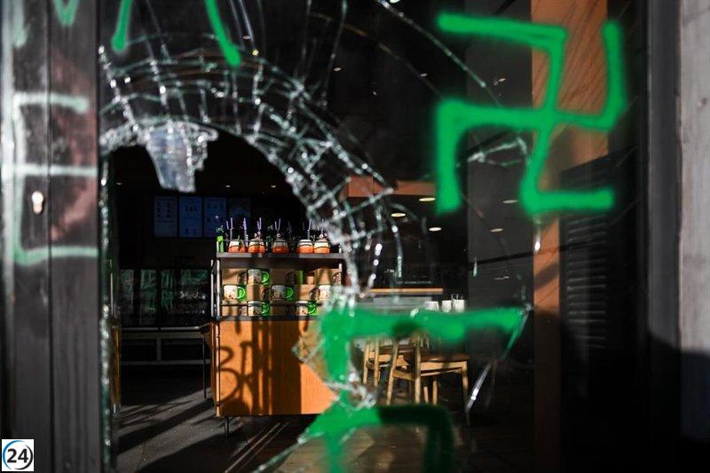 Manifestantes en Barcelona vandalizan tiendas de marcas internacionales.