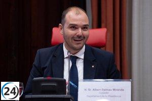 Dalmau aplaude el regreso de Colau y Coronas, ansioso por la llegada del resto para celebrar una victoria.