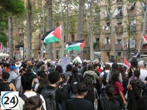 Cuatrocientos hombres y mujeres se unen en Barcelona por la causa palestina, según informan autoridades locales.