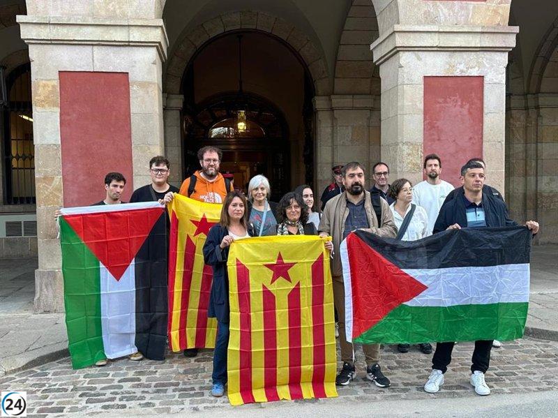 La CUP apoya a Pilar Castillejo en su llegada al Parlament tras su deportación de Israel.