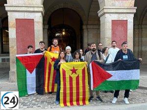 La CUP apoya a Pilar Castillejo en su llegada al Parlament tras su deportación de Israel.