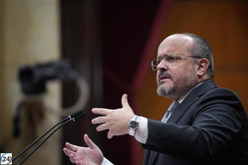 Fernández (PP) denuncia a Illa por someterse a Puigdemont y rechaza la idea de un entendimiento político.