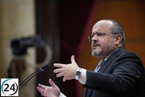 Fernández (PP) denuncia a Illa por someterse a Puigdemont y rechaza la idea de un entendimiento político.