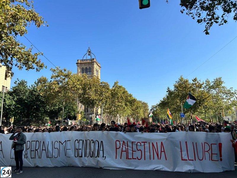 Cerca de 500 manifestantes bloquean la Gran Vía de Barcelona en apoyo a Palestina.