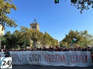 Cerca de 500 manifestantes bloquean la Gran Vía de Barcelona en apoyo a Palestina.