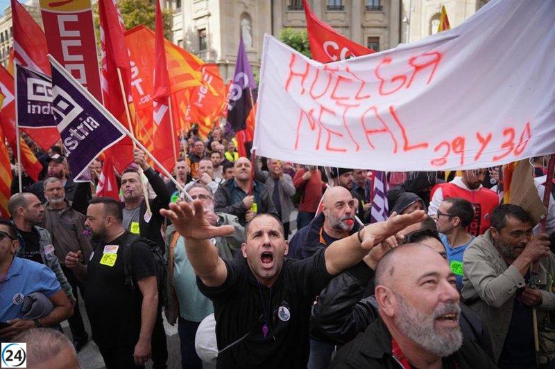 Mil trabajadores del sector metalúrgico se manifiestan en Barcelona por un nuevo convenio.