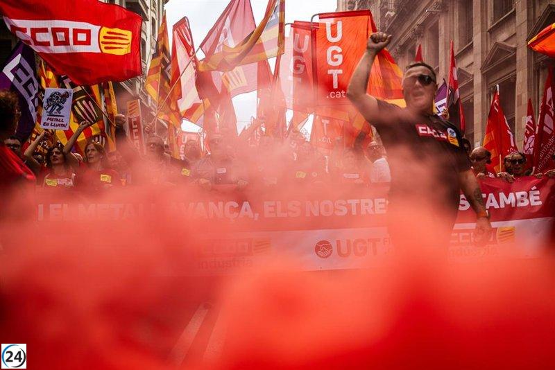 Trabajadores del metal en Barcelona protestan en su segundo día de huelga con más de 2.500 participantes.