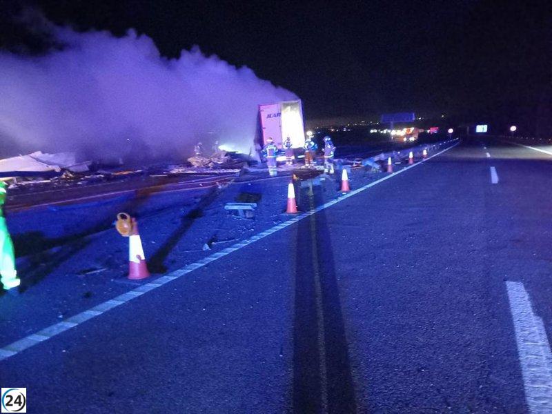Fallece el motorista de un camión en choque en la AP-7, cerca de L'Aldea.