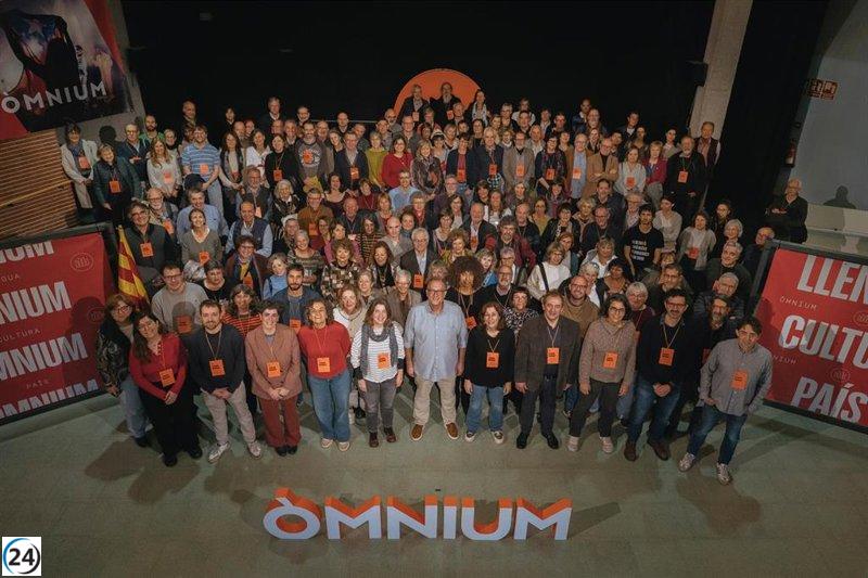 Òmnium congrega a 200 dirigentes para consolidar su red y promover el catalán.