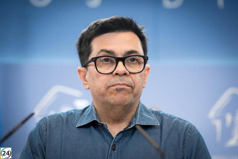 Pisarello advierte que la monarquía estará ligada al franquismo si el Rey no se pronuncia en su contra.