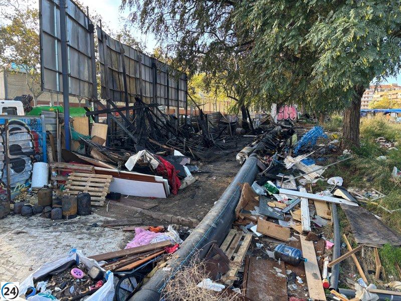 Incendio consume asentamiento en la calle Bac de Roda, Sant Martí.