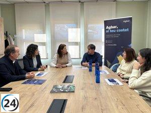 Santa Eulàlia de Ronçana y Agbar firman acuerdo para apoyo a familias en riesgo.