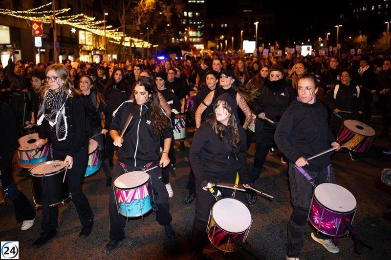 Comienza la protesta en Barcelona por el Día Internacional de la Eliminación de la Violencia contra la Mujer.
