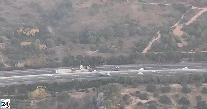 Cierre de la AP-7 en El Vendrell por vuelco de camión este martes.