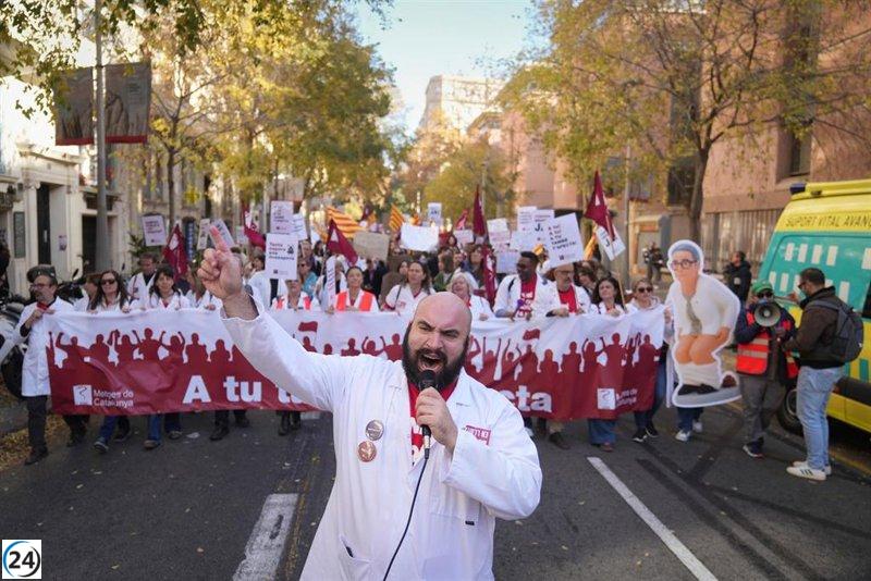 Médicos de Cataluña continúan en huelga a pesar del acuerdo provisional del Estatuto Marco.