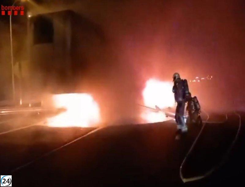 Incendio de camión provoca cierre de dos carriles en la AP-7 sur en Tarragona.