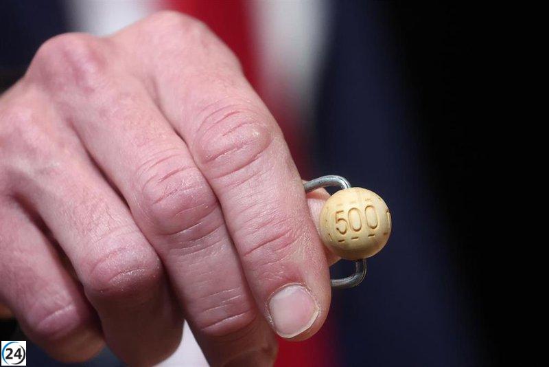 El primer cuarto premio (78.477) se sortea en Badalona y Olot, distribuyendo 11 series.