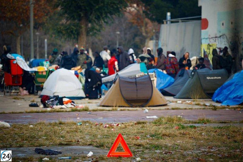 Reubican a 52 desalojados del B9 en Badalona y excluyen a la parroquia de apoyo.