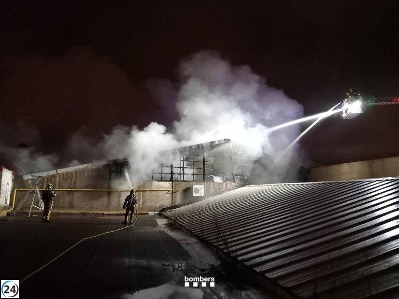44 habitantes de Reus evacuados por el resurgimiento de un incendio en un almacén