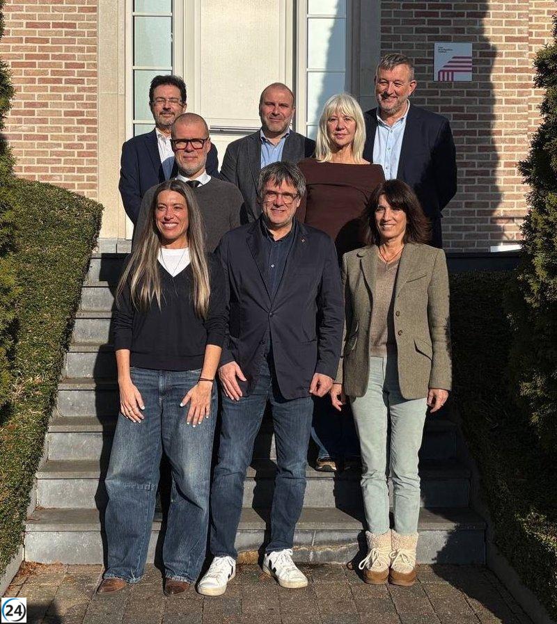 Puigdemont se reúne con los siete diputados de Junts para definir su estrategia en el Congreso.