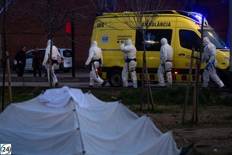 La Guardia Urbana desmantela parte de un asentamiento en Zona Franca de Barcelona.