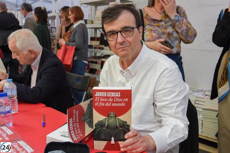 Javier Cercas considera la desclasificación de documentos del 23-F una contribución fundamental a la democracia.