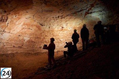 Se dan cuenta mucho más de cien grabados prehistóricos en la Cova de la Vila de La Febró (Tarragona)