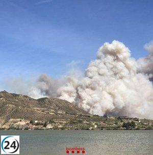 Bomberos combaten incendio entre La Granja d'Escarp y Mequinenza.