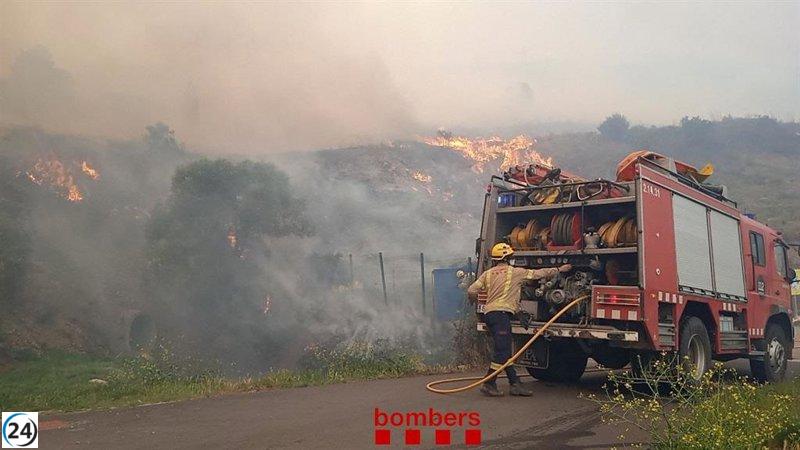 Bombers estabilizan fuego en Portbou y planean controlarlo el lunes.