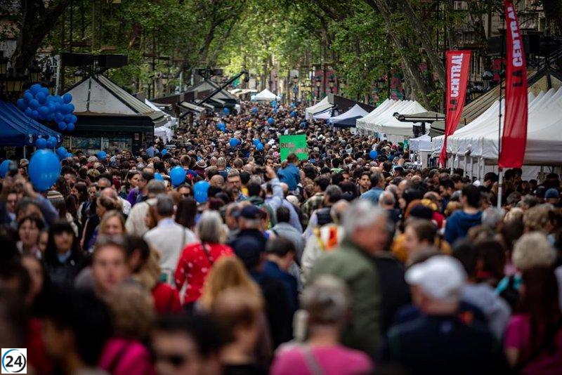 Multitudinaria celebración del Sant Jordi en Barcelona con la presencia de lectores y autores en las calles.
