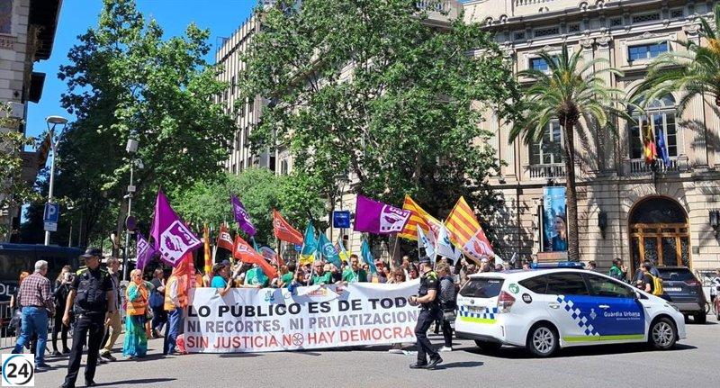 Cien huelguistas de Justicia protestan contra recortes y privatizaciones en Barcelona.