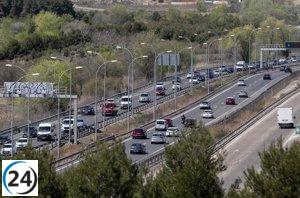Decenas de miles de vehículos regresan a Barcelona en horas pico.