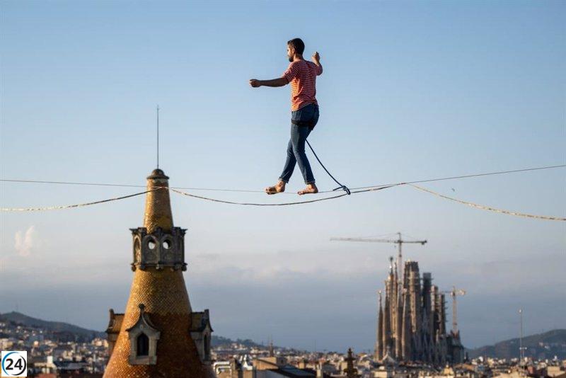 Nathan Paulin, el funambulista, cruza Plaza Catalunya a 70 metros en cable de acero
