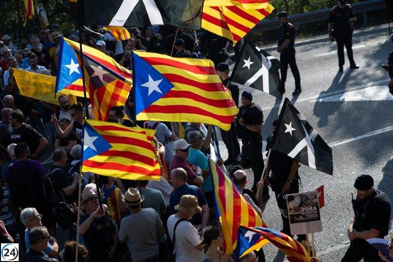 Un cordón policial detiene la mayoría de la marcha antimonárquica en Caldes de Malavella (Girona)