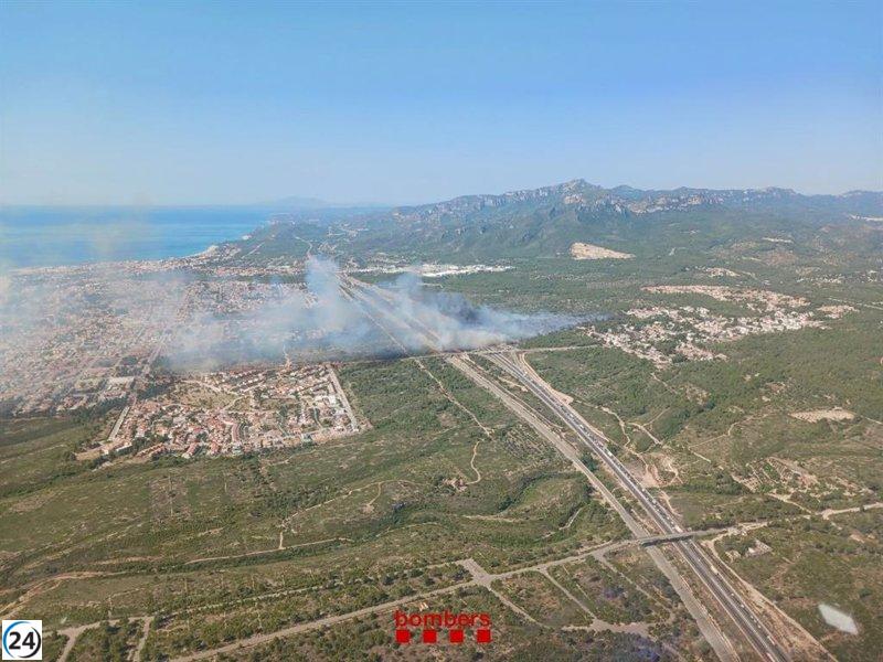 Controlado el incendio en Mont-roig del Camp (Tarragona) que mantiene dos urbanizaciones confinadas