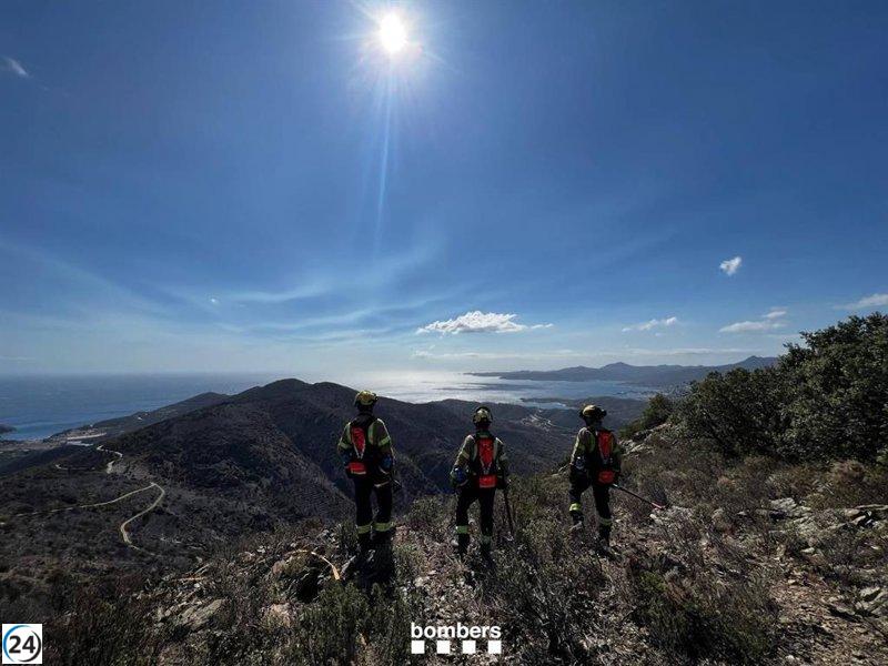 Bomberos conservadores repasan incendio forestal estabilizado en Portbou, Girona