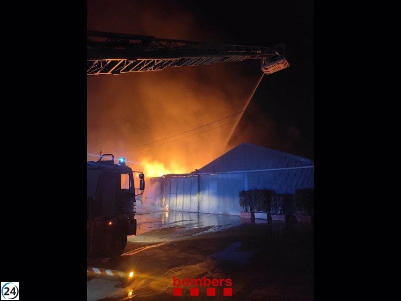 Incendio arrasa seis almacenes industriales en Vilassar de Mar (Barcelona)