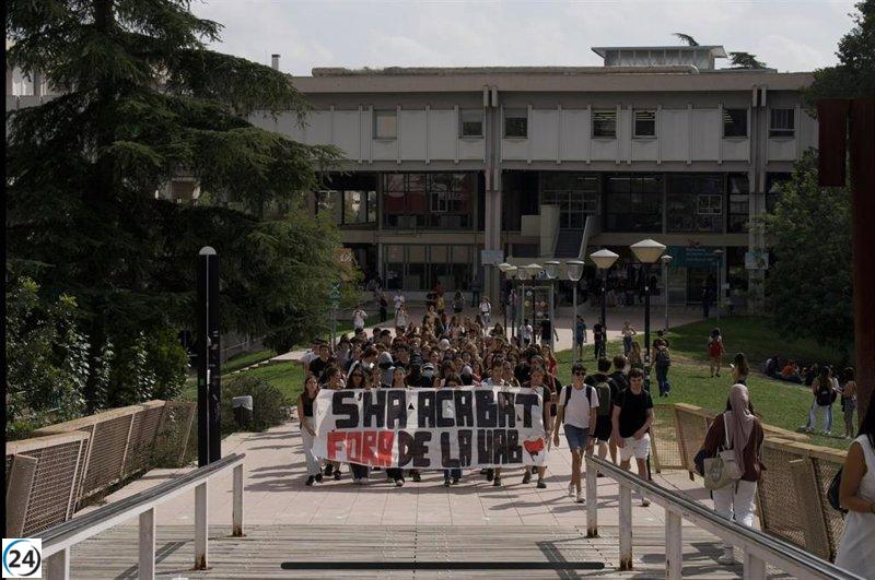 Decenas de manifestantes protestan contra 'S'ha acabat!' en la Universidad Autónoma de Barcelona en Bellaterra.