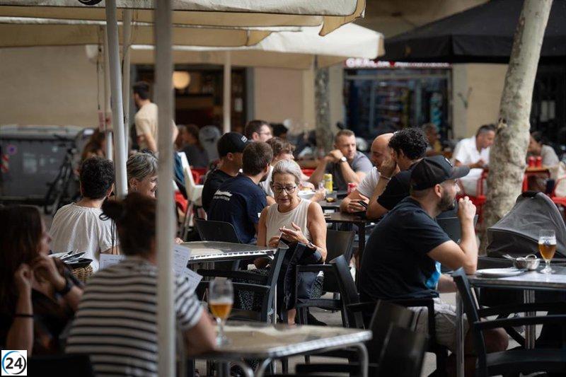 Barcelona considera eliminar el descuento en tarifas para terrazas y aumentar el coste de los cruceros de corta duración.