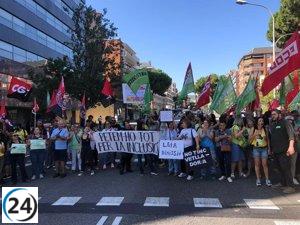 Decenas de manifestantes interrumpen el tráfico en Barcelona en protesta contra el decreto de inclusividad.