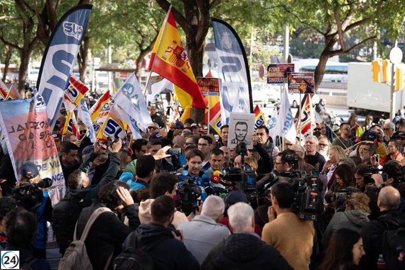 Protesta de sindicatos policiales en Barcelona contra la amnistía, con una asistencia de alrededor de 50 personas.