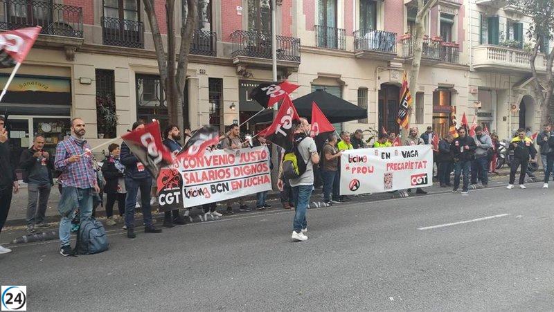 Empleados del Bicing se manifiestan en un centro de BSM en Barcelona