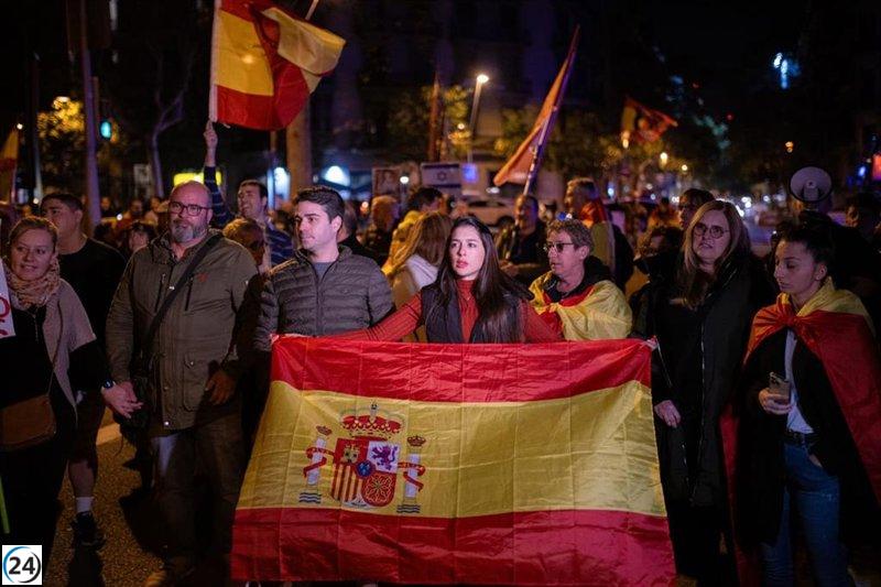 Multitud en Barcelona protesta contra Sánchez ante sede del Gobierno: aproximadamente 100 personas se manifiestan