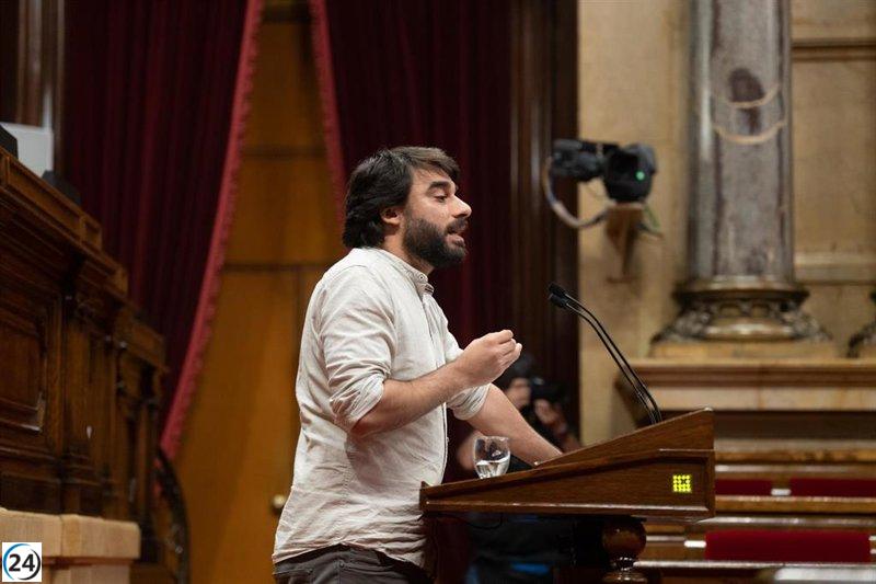 Un grupo de unos 150 militantes de Podem muestra apoyo a los 13 expulsados que renunciaron, firmando un manifiesto.