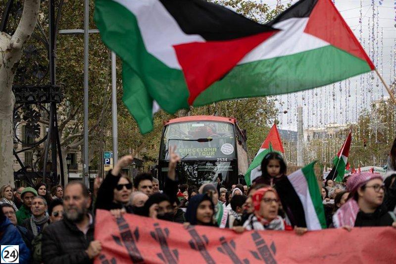 Multitud propalestina invade Barcelona mientras la policía local apenas puede contenerlos.