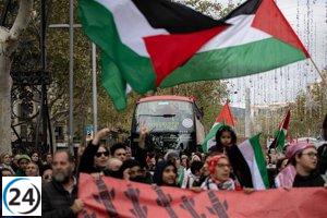 Multitud propalestina invade Barcelona mientras la policía local apenas puede contenerlos.