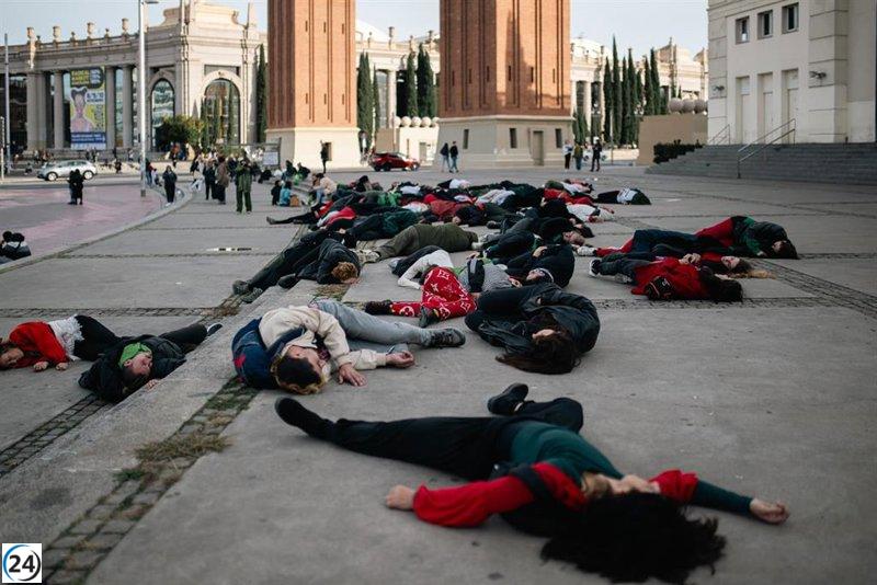 Protesta en Barcelona en favor de Palestina: Simulan la muerte frente al MNAC y plaza España