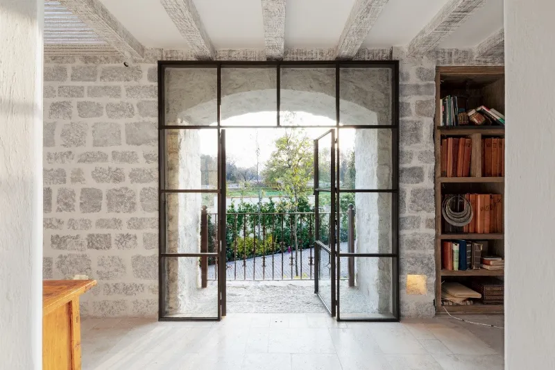 Ventanas de vidrio y hierro forjado: la esencia de la arquitectura modernista